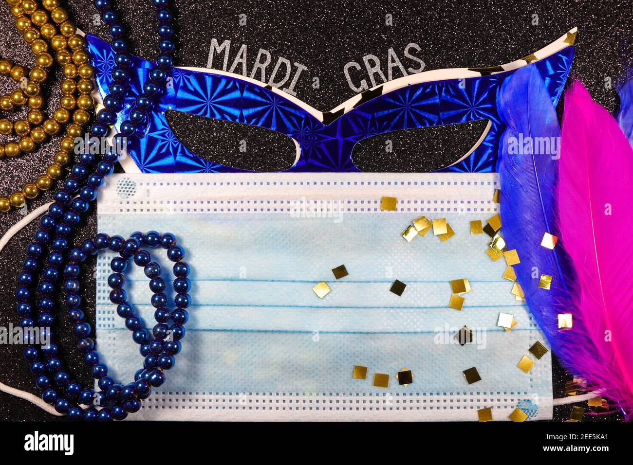 Mardi Gras Masken Hinter Medical Facemask Mit Perlen Strings Und Federn Stockfoto