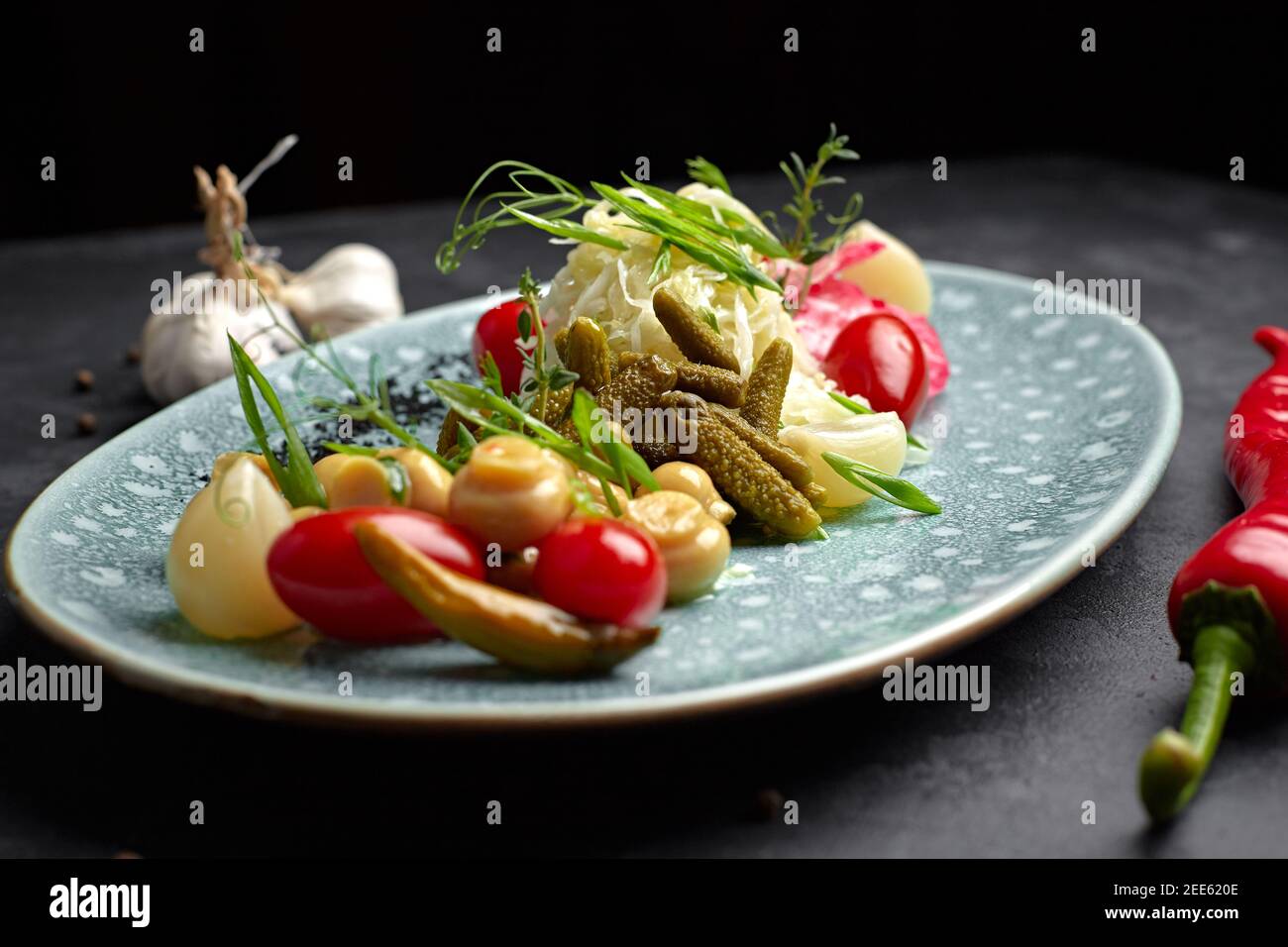 Mariniertes Gemüse mit Pilzen auf dunklem Grund Stockfoto