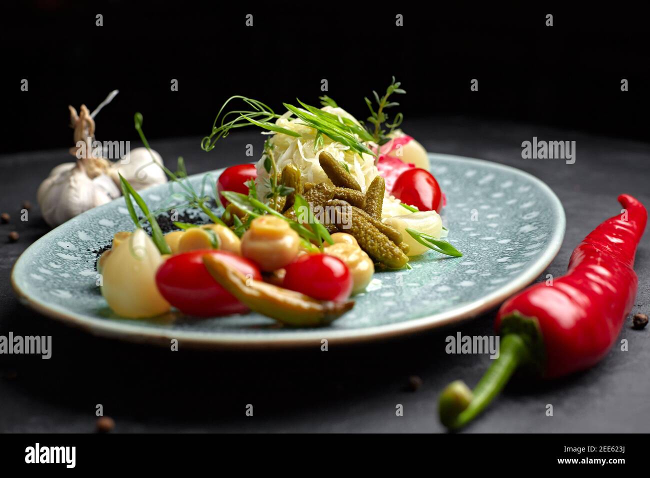 Mariniertes Gemüse mit Pilzen auf dunklem Grund Stockfoto