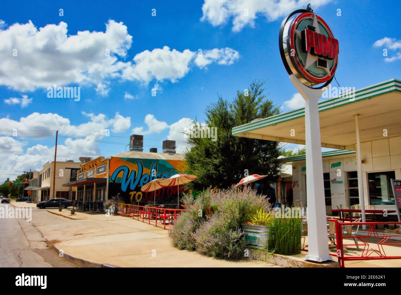 Das Pump Bar & Grill hat sich in einer ehemaligen Texaco-Tankstelle, komplett mit dem 5-Sterne-Schild und flachem Baldachin im beliebten Uptown District, zu Hause gemacht. Stockfoto