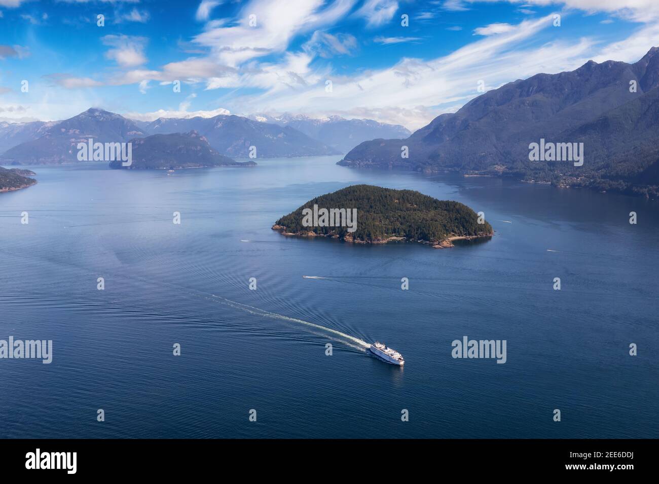 Luftaufnahme eines Fährschiffes, das in Howe Sound fährt Stockfoto