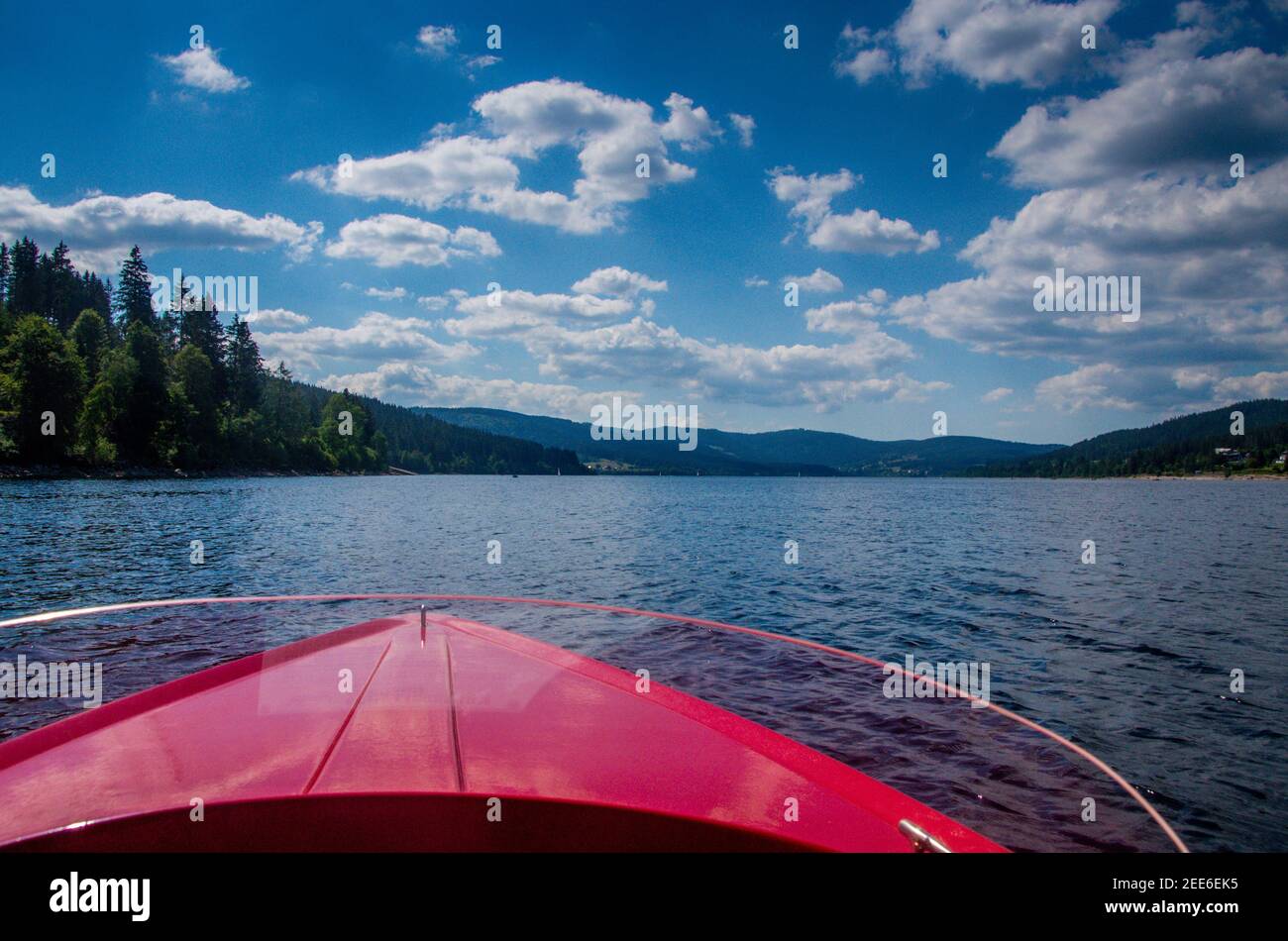 Blick über den Bug eines roten Motorbootes zum Schluchsee im Schwarzwald Stockfoto