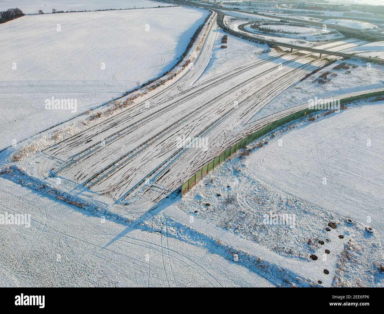 Unvollendete Autobahn D0 (R1) von D1 Autobahn im Winter - Autobahn, die in Feld endet Stockfoto