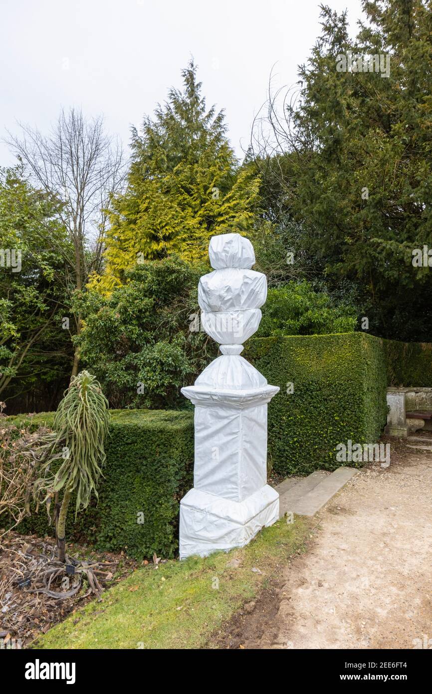 Statuen und Skulpturen in weißem Kunststoff zum Schutz vor Frost und Kälte verpackt, Polesden Lacey, Great Bookham, Surrey, SE England Stockfoto