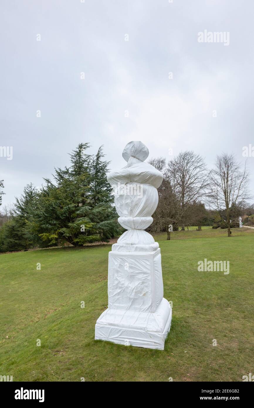 Statuen und Skulpturen in weißem Kunststoff zum Schutz vor Frost und Kälte verpackt, Polesden Lacey, Great Bookham, Surrey, SE England Stockfoto