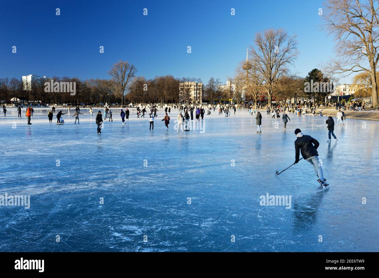 Köln, 13. Februar 2021: Winterspaß und Eislaufen auf dem gefrorenen Aachener Weiher Stockfoto