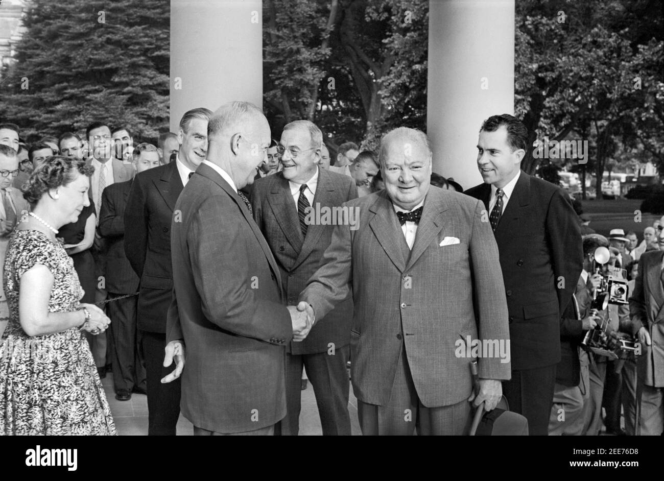 US-First Lady Mamie Eisenhower, US-Präsident Dwight Eisenhower, US-Außenminister John Foster Dulles (Mitte, Rückseite) und US-Vizepräsident Richard Nixon (rechts), Begrüßung des britischen Premierministers Winston Churchill, des britischen stellvertretenden Premierministers Anthony Eden (2nd links) im Weißen Haus, Washington, D.C., USA, Thomas J. O'Halloran, Juni 25, 1954 Stockfoto