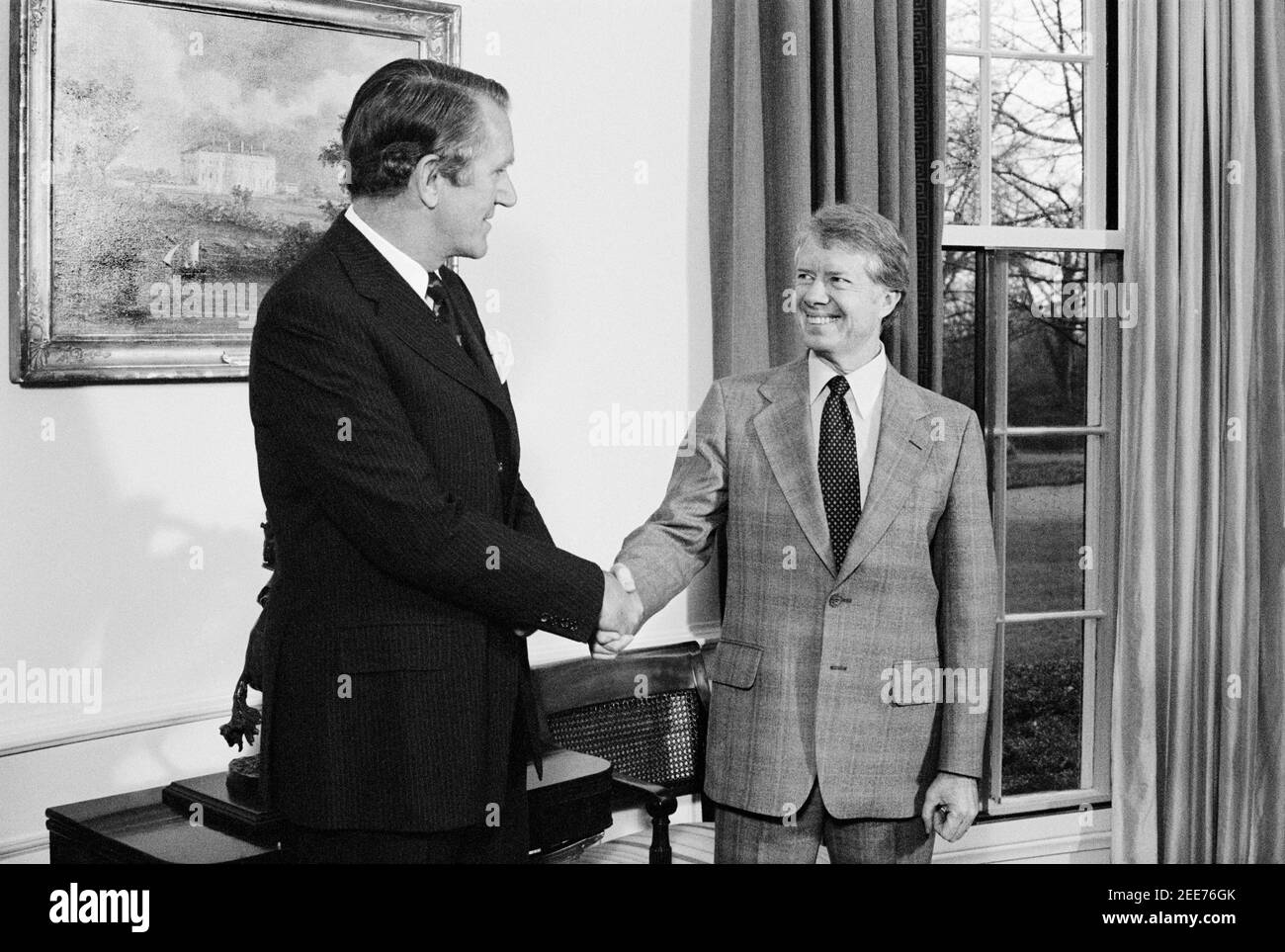 Der australische Premierminister Malcolm Fraser schüttelt sich die Hände mit US-Präsident Jimmy Carter, Halblanges Porträt, Washington, D.C., USA, 1979, 1970-1979, 1970, Marion S. Trikosko Stockfoto