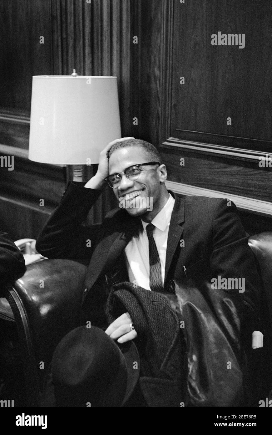 Malcolm X Waiting at Martin Luther King Pressekonferenz, Head and Shoulders Portrait, Marion S. Trikosko, 26. März 1964 Stockfoto