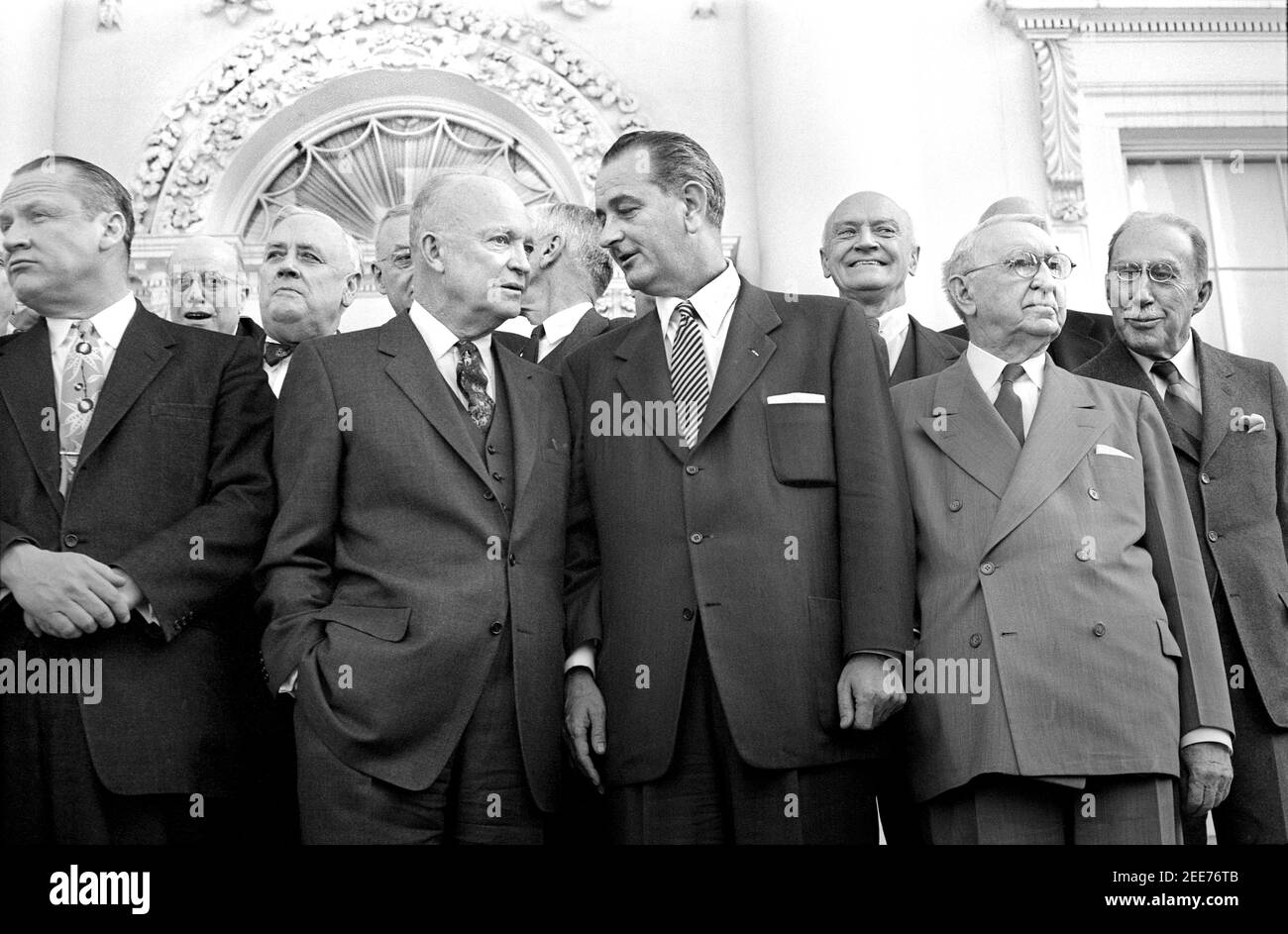 US-Präsident Dwight D. Eisenhower steht mit US-Senator aus Texas Lyndon B. Johnson (Mitte), US-Außenminister John Foster Dulles (rechts) und anderen Gästen während eines überparteilichen Mittagessens im Weißen Haus, Washington, D.C., USA, Thomas J. O'Halloran, 31. März 1955 Stockfoto