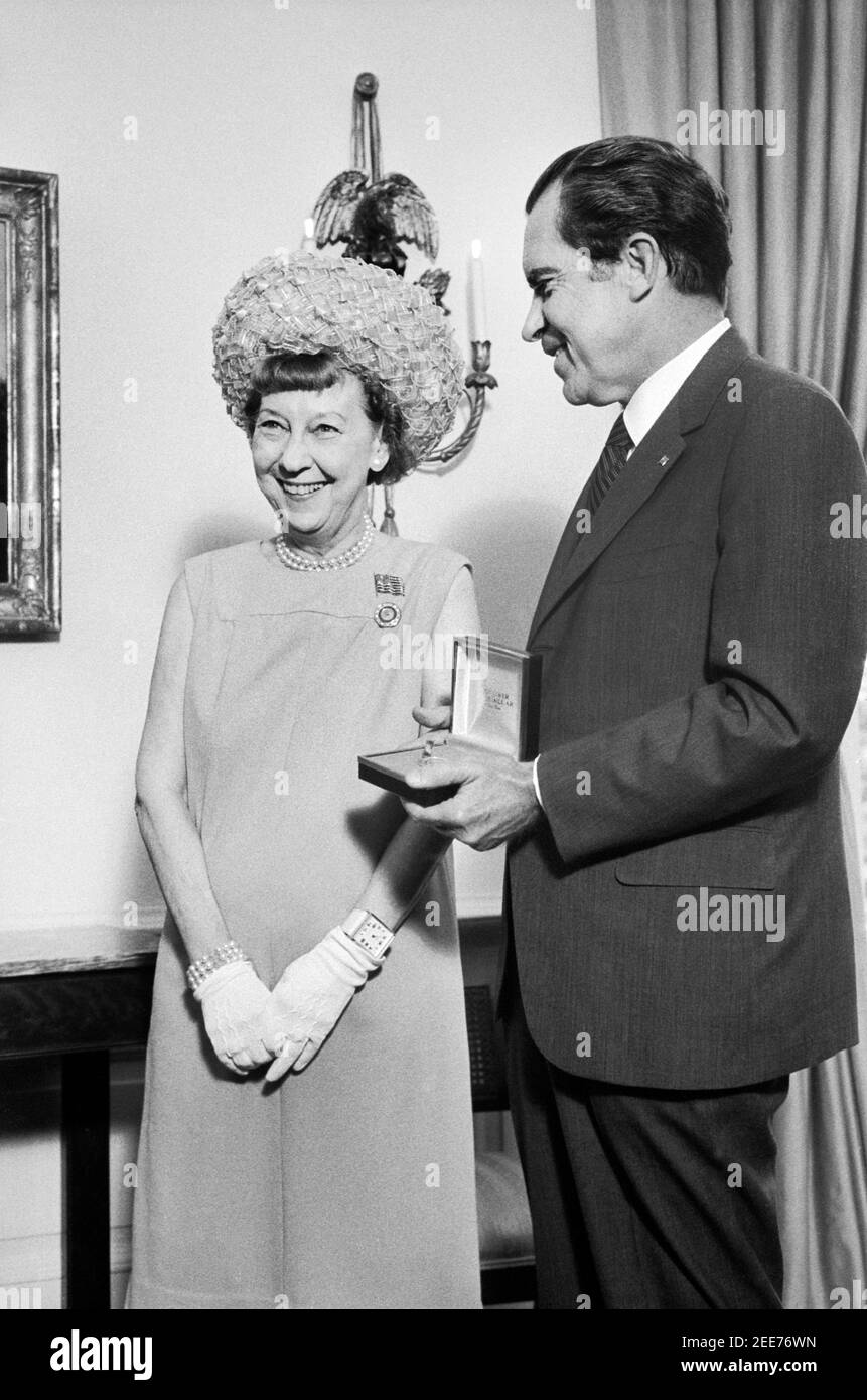 US-Präsident Richard Nixon mit der ehemaligen First Lady Mamie Eisenhower während der Eisenhower Dollar Präsentation, White House, Washington, D.C., USA, Marion S. Trikosko, 27. Juli 1971 Stockfoto