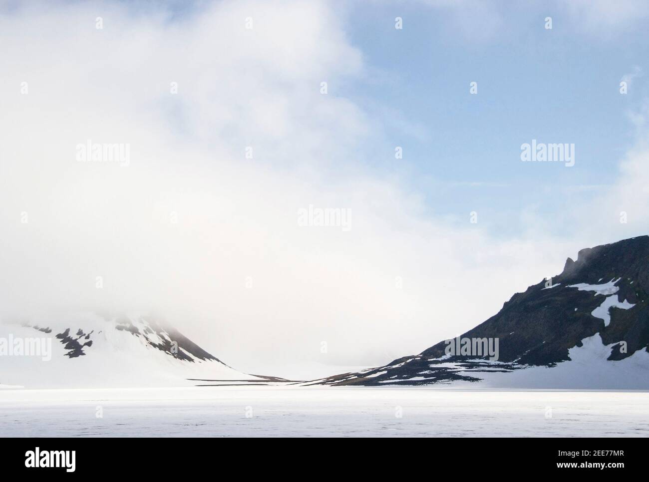 Eine eisige Nebelbank, die eine arktische Ozeaninsel bedeckt, die zum Franz-Josef-Archipel gehört Stockfoto