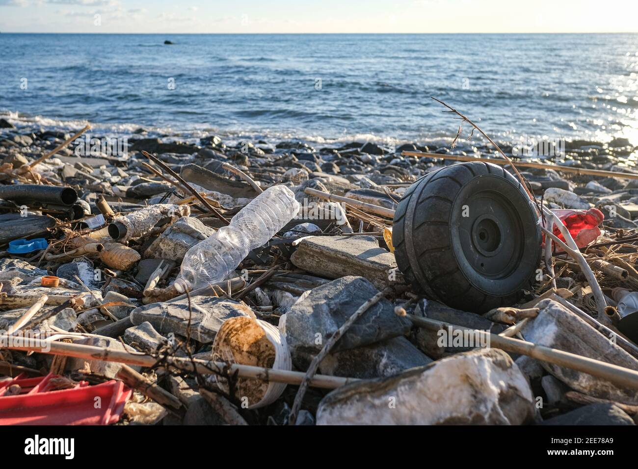 Weggeworfene Plastikmüll Verschmutzung auf verunreinigtem Ozean Meeresküste Ökosystem, Umwelt Abfall Stockfoto