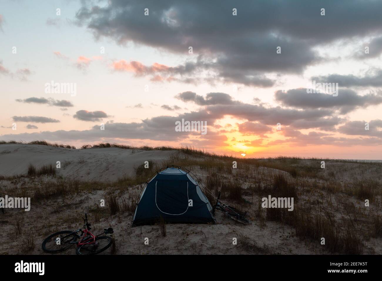 Sonnenaufgang im wilden Camping am Cassino Beach, Südostküste von Rio Grande do Sul, Brasilien, während einer Radtour Stockfoto