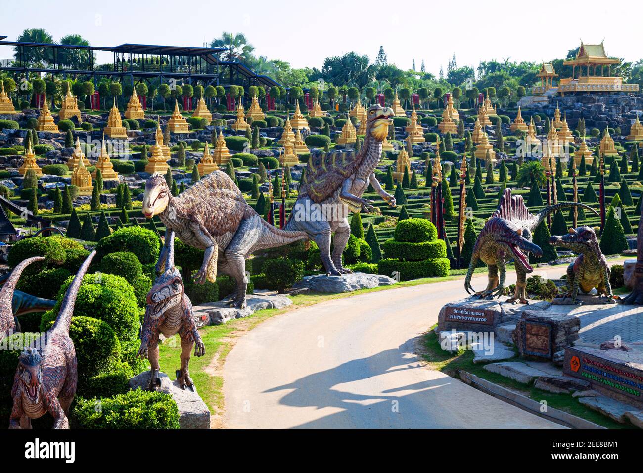 Nong Nooch Garden, PATTAYA, THAILAND - 1. April 2020: Dinosaur Valley? In Nong Nooch Tropical Botanical Garden, Pattaya, Thailand. Stockfoto