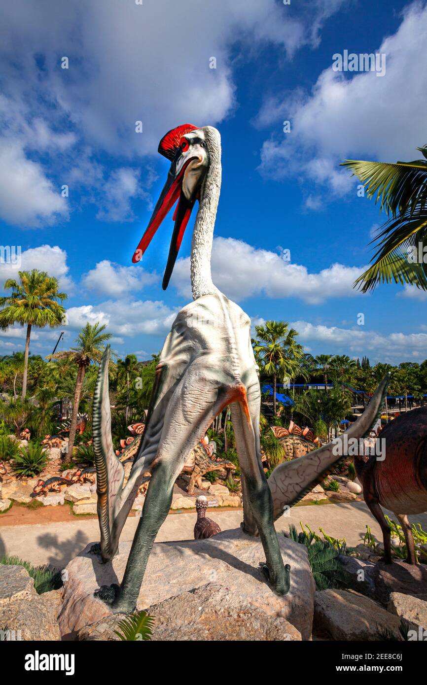 Nong Nooch Garden, PATTAYA, THAILAND - 1. April 2020: Dinosaur Valley? In Nong Nooch Tropical Botanical Garden, Pattaya, Thailand. Stockfoto