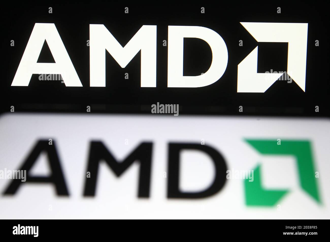 Ukraine. Februar 2021, 15th. In dieser Abbildung wird das AMD-Logo auf einem Smartphone und einem pc-Bildschirm angezeigt. Kredit: Pavlo Gonchar/SOPA Images/ZUMA Wire/Alamy Live Nachrichten Stockfoto
