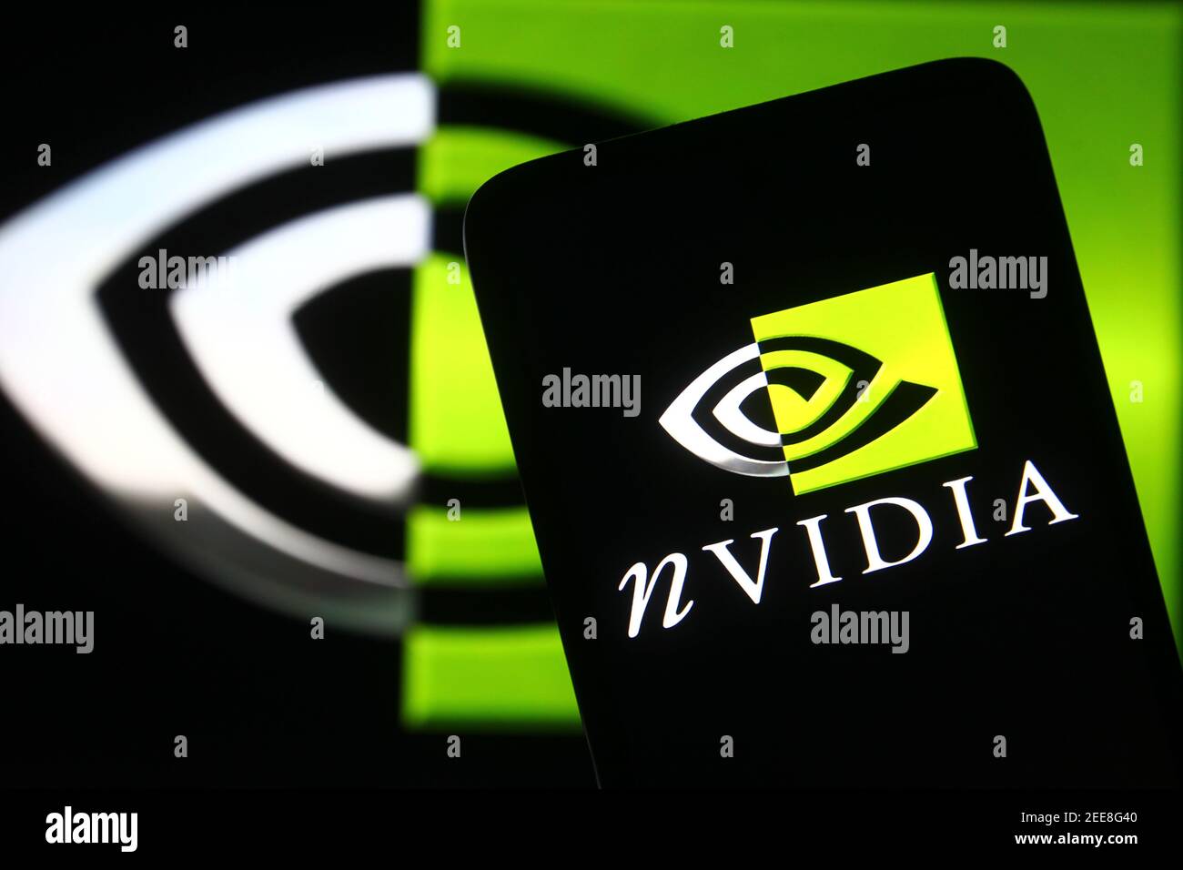 Ukraine. Februar 2021, 15th. In dieser Abbildung wird das Nvidia-Logo auf einem Smartphone und einem pc-Bildschirm angezeigt. Kredit: Pavlo Gonchar/SOPA Images/ZUMA Wire/Alamy Live Nachrichten Stockfoto