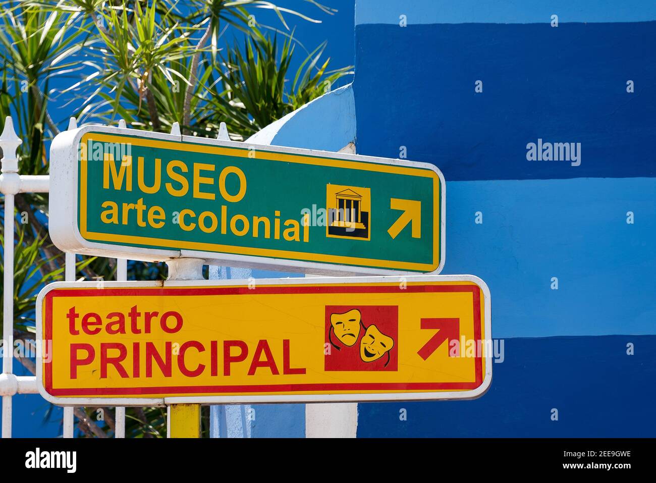 Schilder mit dem Museo arte Colonial und dem Teatro Principal auf der Straße vor der Kathedrale des Parroquial Mayor in Sancti Spiritus, Kuba. Stockfoto