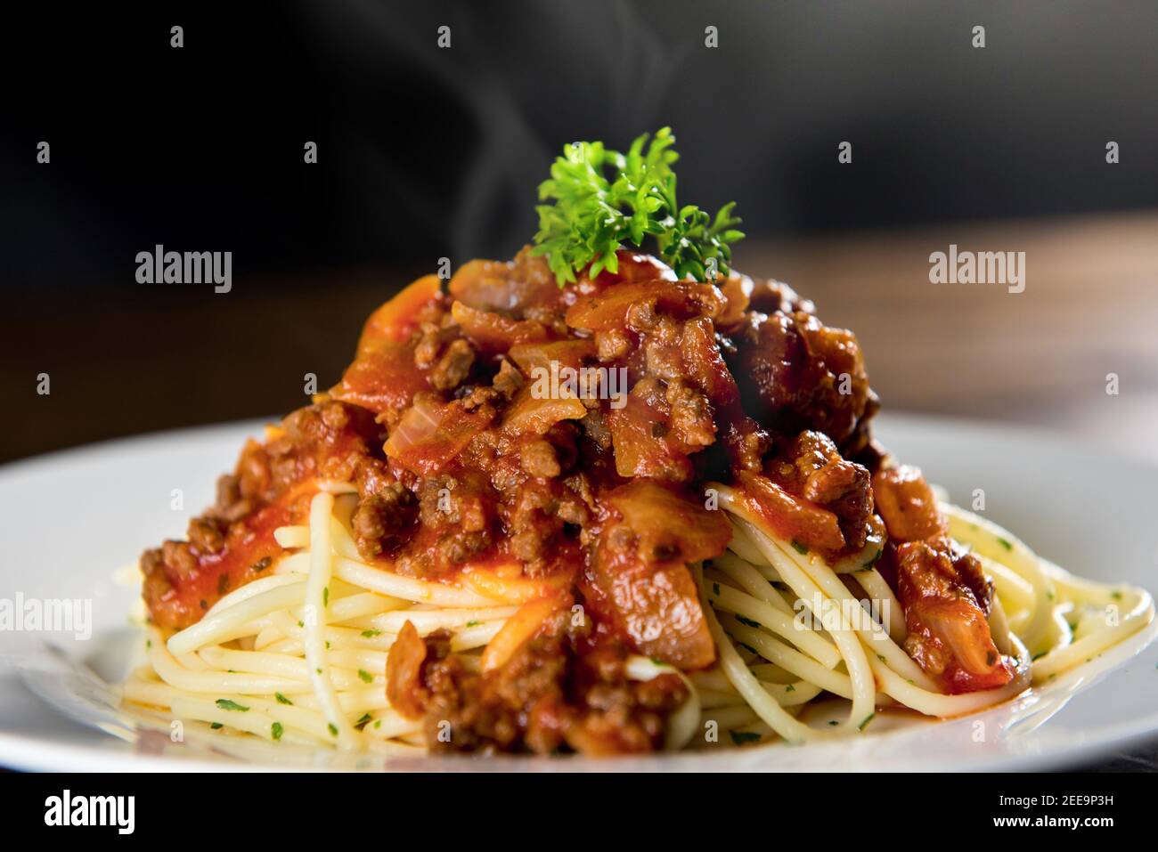 Nahaufnahme von hausgemachten leckeren italienischen Spaghetti mit heißen Bolognese Fleischsoße und Petersilie darauf Stockfoto
