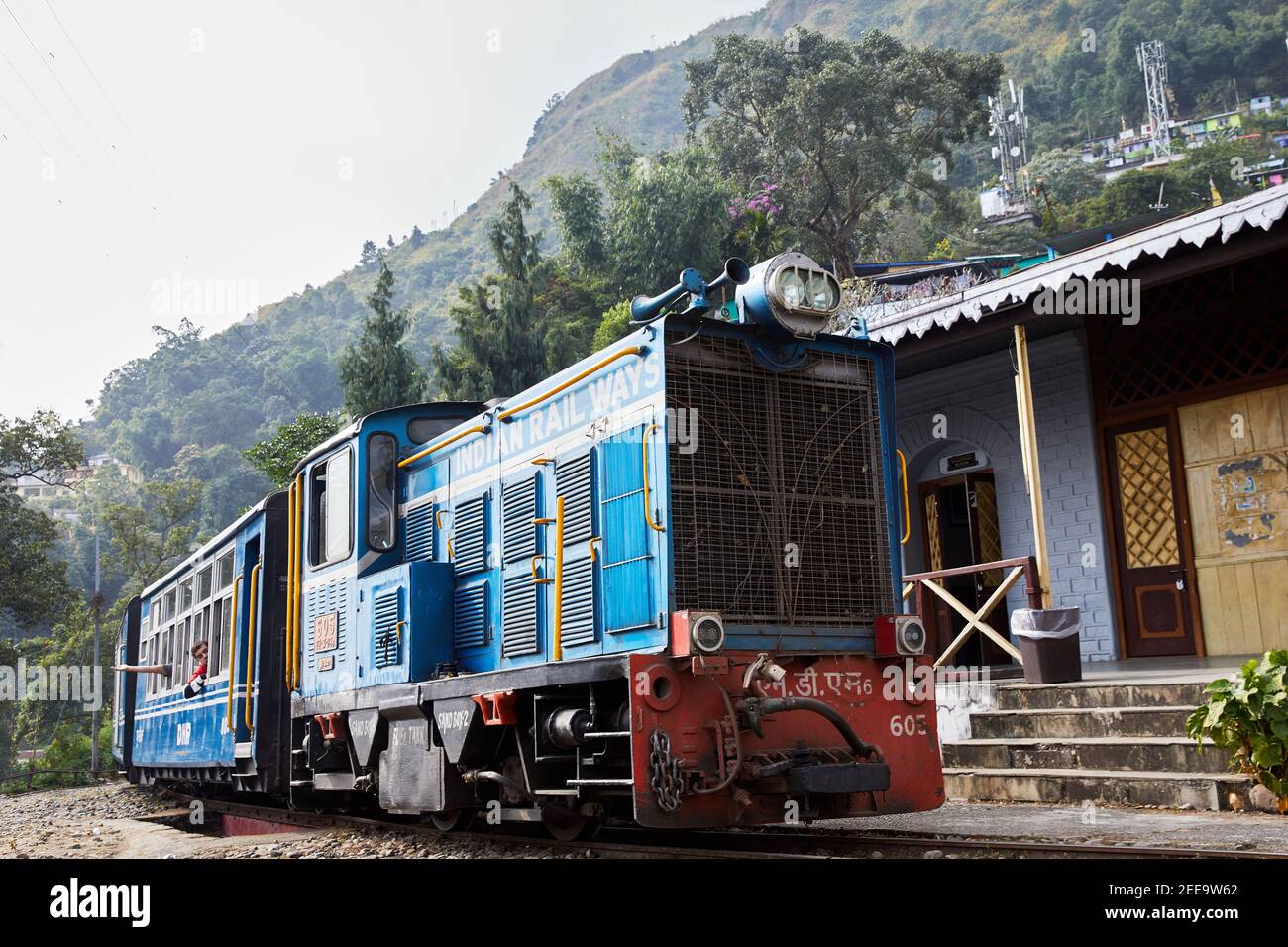 Deisel Lokomotive bei Tindharia auf der Darjeeling Himalayan Railway, Indien. Stockfoto