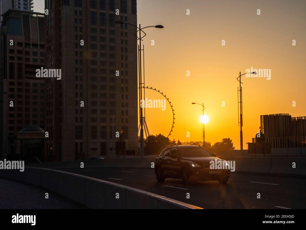Dubai, VAE - 02.14.2021 dramatischer Sonnenuntergang in Dubai Marina, Teilansicht eines Ain Dubai, größtes Riesenrad der Welt Stockfoto