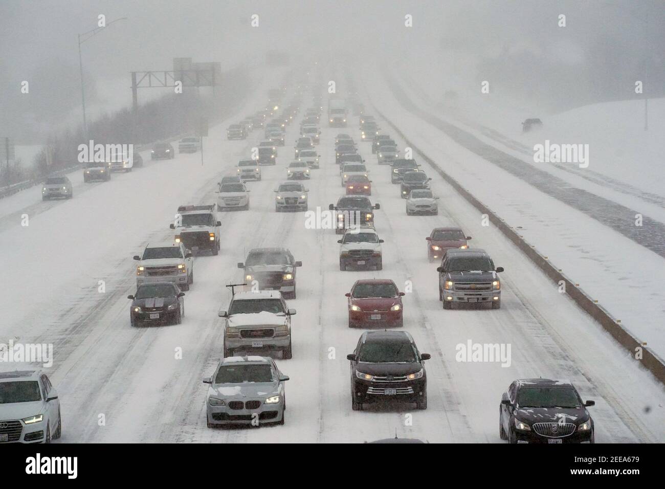 Des Peres, Usa. Februar 2021, 15th. Der Verkehr bewegt sich langsam während eines Schneesturms auf dem Highway 270 in des Peres, Missouri am Montag, 15. Februar 2021. St. Louis erhielt etwa acht Zoll Schnee, da die Temperaturen blieben um Null für den Tag, mit realen Gefühl Temperaturen etwa 16 Grad unter Null. Foto von Bill Greenblatt/UPI Kredit: UPI/Alamy Live News Stockfoto