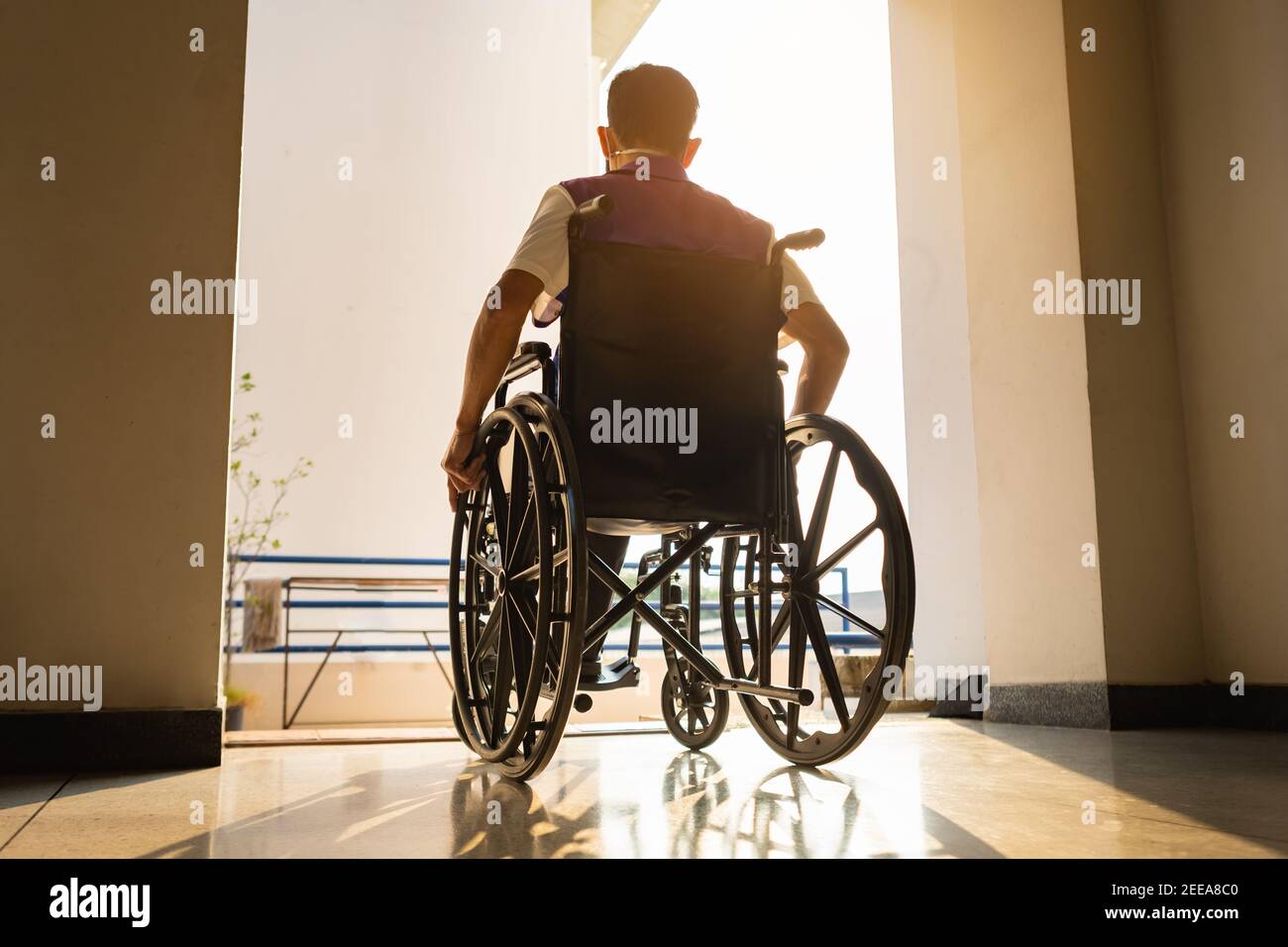 Menschen mit Behinderungen können überall im öffentlichen Raum mit zugreifen Rollstuhl, die sie unabhängig im Transport machen Stockfoto