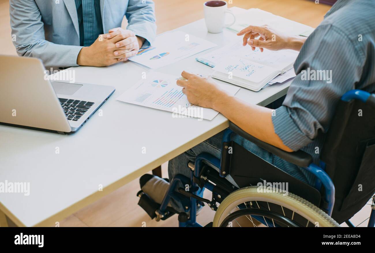 Nach Autounfall und Rehabilitation, kann ein Geschäftsmann wieder zur Arbeit.das Unternehmen, die Mitarbeiter deaktivieren Menschen erhalten Steuerabzüge. Stockfoto