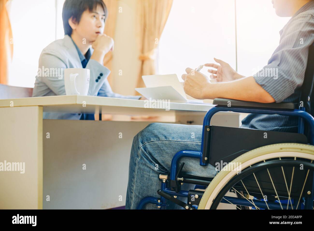 Nach Autounfall und Rehabilitation, kann ein Geschäftsmann wieder zur Arbeit.das Unternehmen, die Mitarbeiter deaktivieren Menschen erhalten Steuerabzüge. Stockfoto