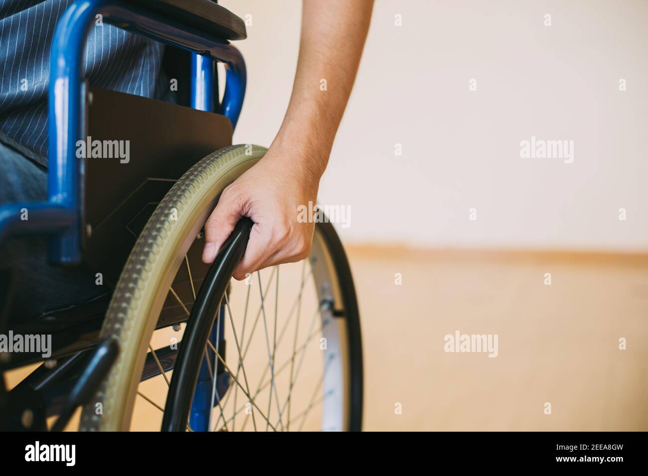 Menschen mit Behinderungen können überall im öffentlichen Raum mit zugreifen Rollstuhl, die sie unabhängig im Transport machen Stockfoto