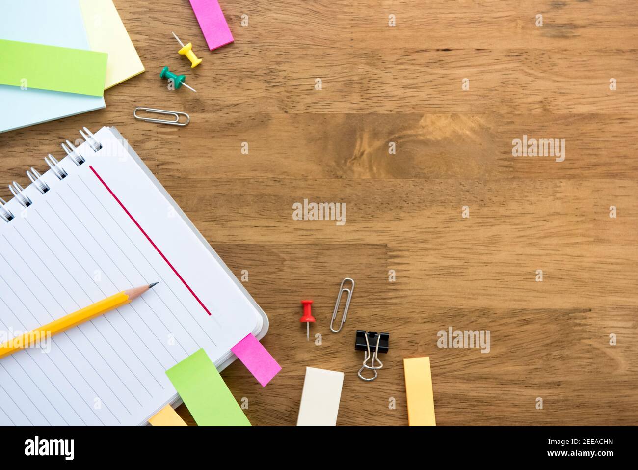 Bunte Schreibwaren und Bürobedarf auf Holztisch Hintergrund, Draufsicht mit Kopieplatz Stockfoto