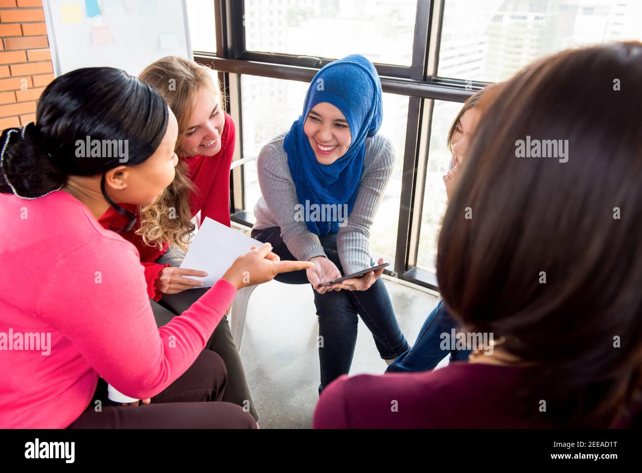Gruppe von beiläufigen multiethnischen Frauen treffen sich für soziale Projekt Stockfoto