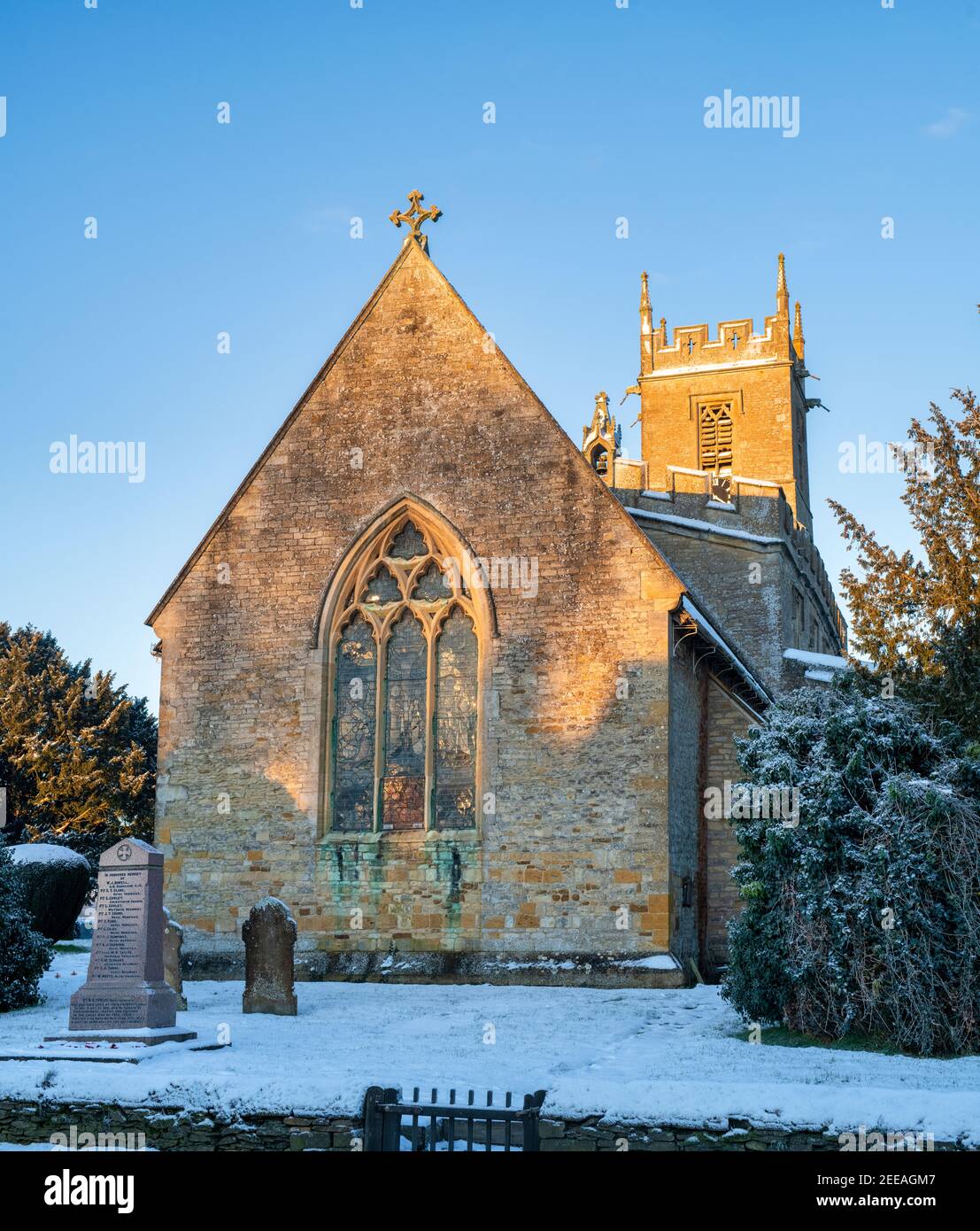 St. Peter und St. Paul Kirche im januar Schnee kurz nach Sonnenaufgang. Long Compton, Warwickshire, England Stockfoto