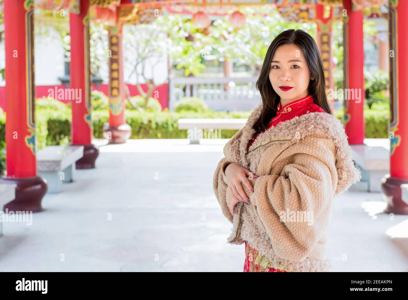 Lächelnd schöne asiatische Frau in chinesischen Tempel Stockfoto