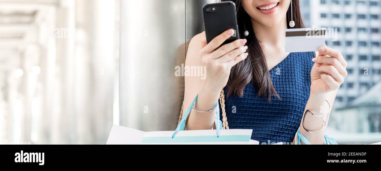 Frau online einkaufen und bezahlen digital mit Kreditkarte über Handy-Anwendung, Panorama-Banner Stockfoto