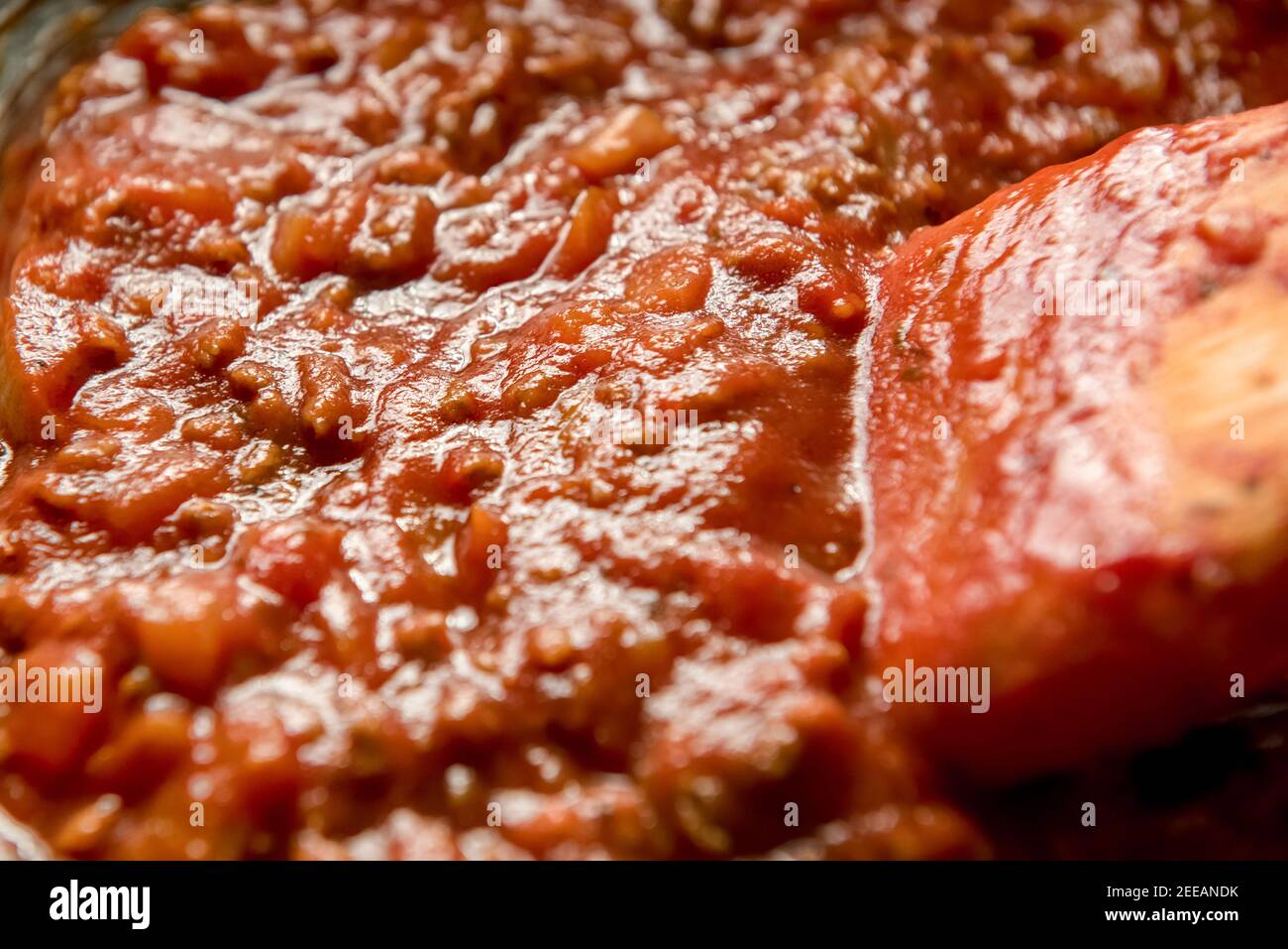 Hausgemachte köstliche italienische Bolognese Spaghetti-Sauce mit Rindfleisch Hackfleisch In der Pfanne gekocht werden Stockfoto