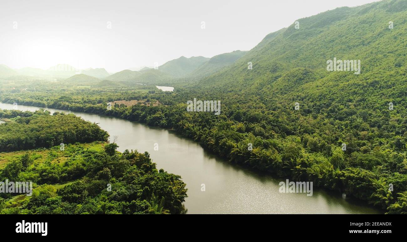 Schöne natürliche Landschaft des Flusses in Südostasien tropischen grünen Wald mit Bergen im Hintergrund, Luftaufnahme Drohne erschossen Stockfoto