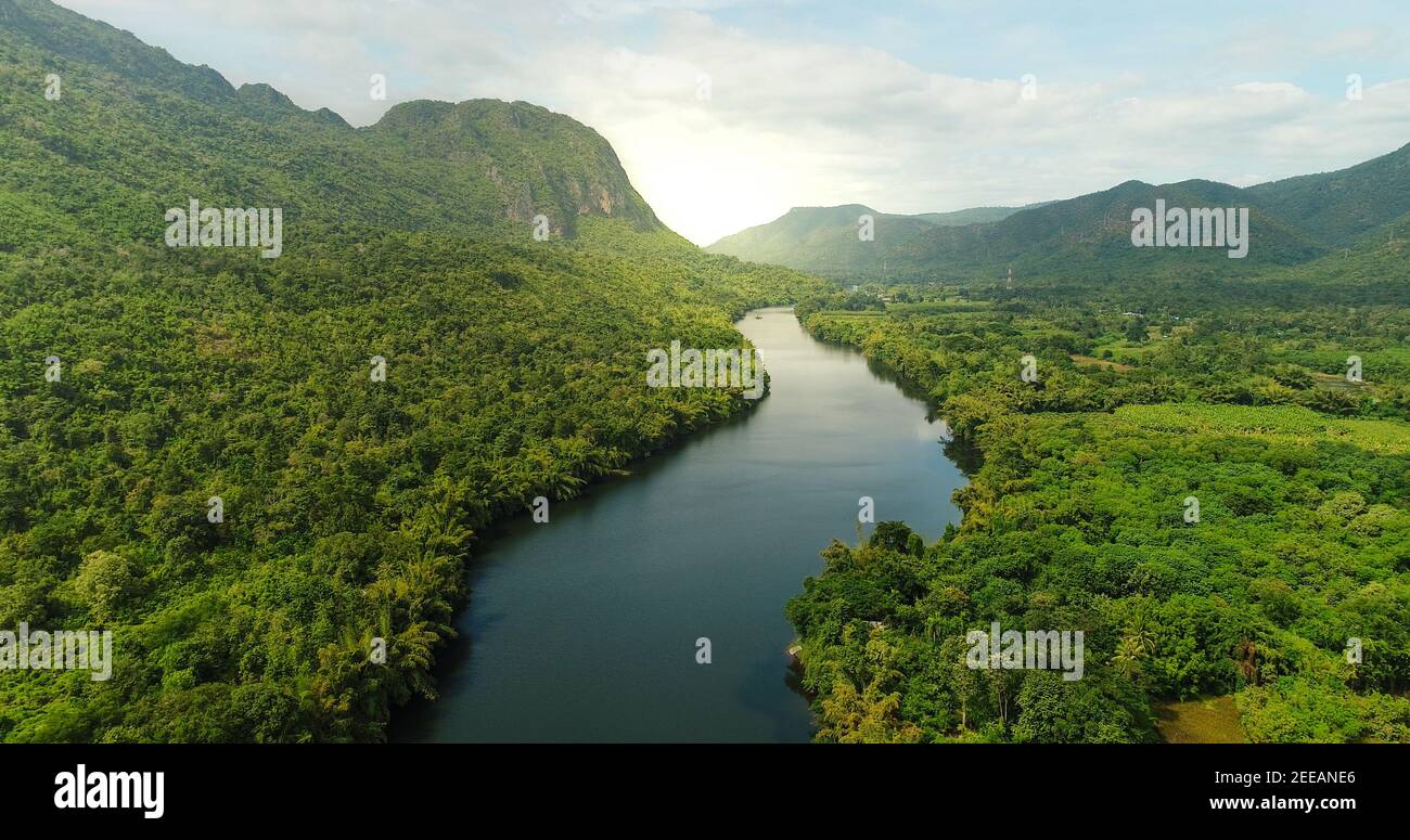 Schöne natürliche Landschaft des Flusses in Südostasien tropischen grünen Wald mit Bergen im Hintergrund, Luftaufnahme Drohne erschossen Stockfoto