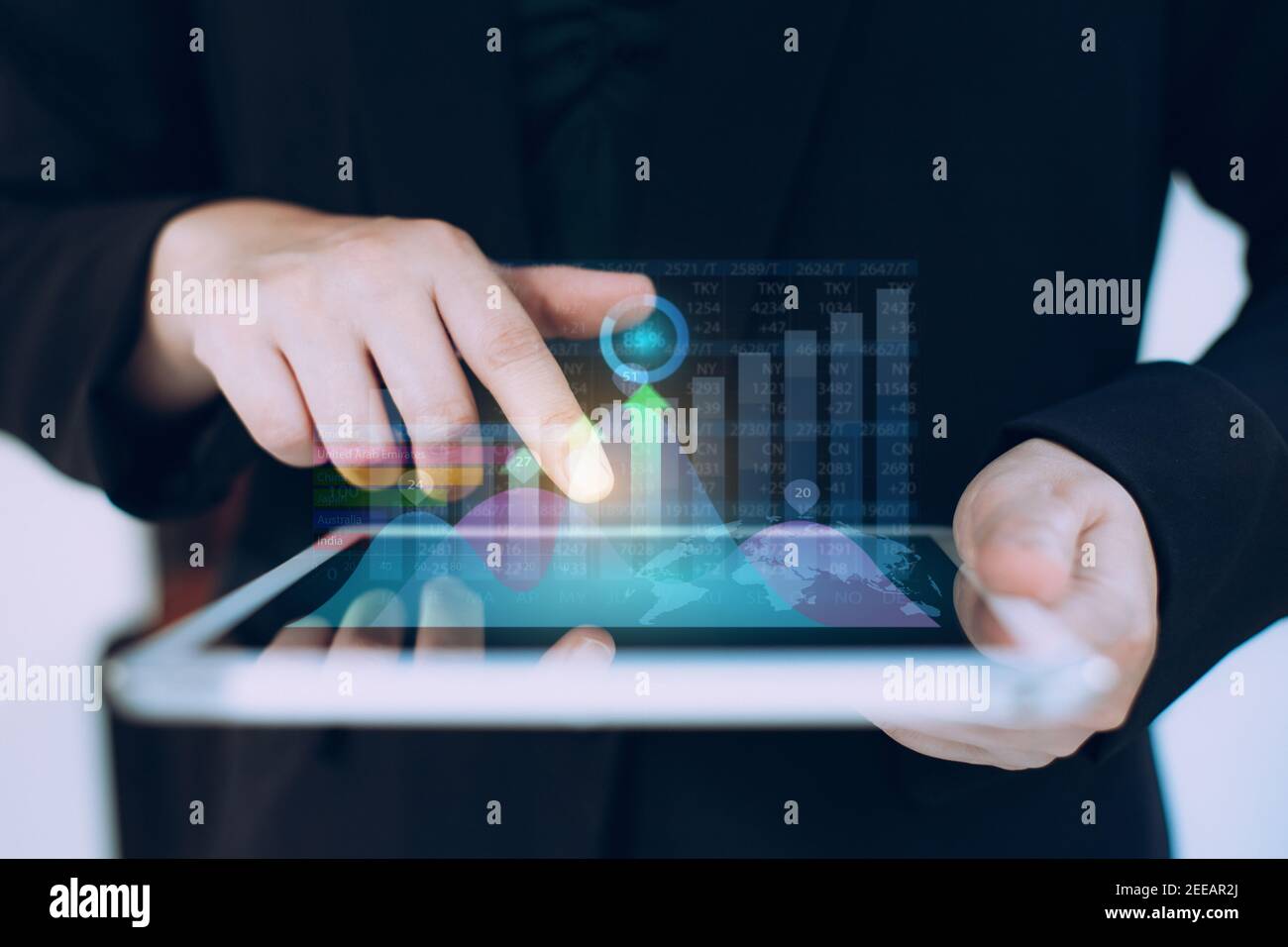 Business Investment Consultant analysiert Finanzbericht eines Unternehmens und arbeitet mit digitalen Augmented-Reality-Grafiken. Stockfoto