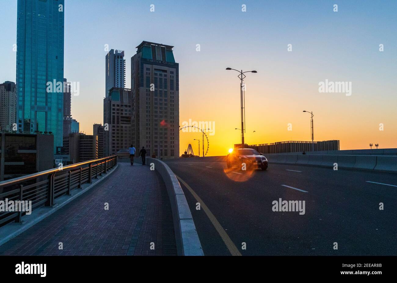 Dubai, VAE - 02.14.2021 dramatischer Sonnenuntergang in Dubai Marina, Teilansicht eines Ain Dubai, größtes Riesenrad der Welt. Im Freien Stockfoto