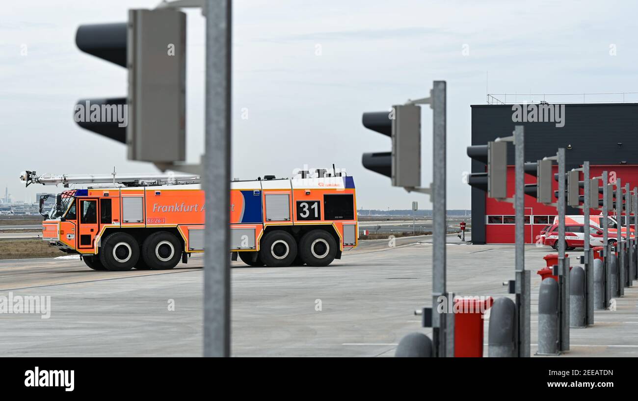 15. Februar 2021, Hessen, Frankfurt/Main: Ein Rosenbauer GFLF 60/125-15-5P Simba großer Flughafen-Feuerwehrmotor steht auf der neuen Feuerwache 1 in der Cargo City Süd am Frankfurter Flughafen. Nach einer Bauzeit von fast zweieinhalb Jahren hat die neue Feuerwache ihren Betrieb aufgenommen. Der Gebäudekomplex erstreckt sich über eine Fläche von rund 2,1 Hektar. Der Neubau vereint zahlreiche Funktionen unter einem Dach: Neben der Feuerwache gibt es auch ein Schulungszentrum, vorbeugenden Brandschutz, Verwaltung und Werkstätten. (To dpa 'bereit für die Aktion in 30 Sekunden - neue Flughafen Feuer Statio Stockfoto