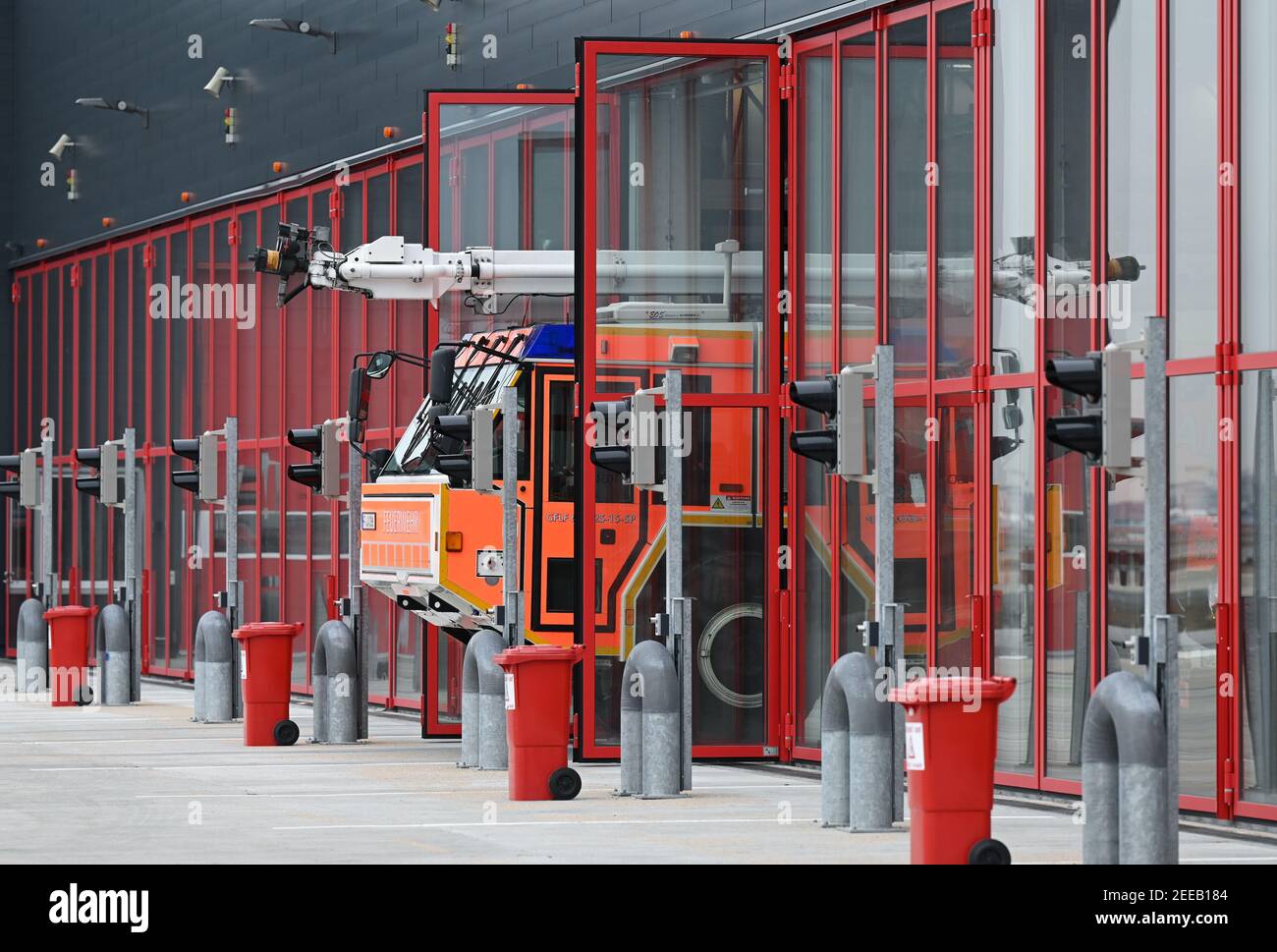 15. Februar 2021, Hessen, Frankfurt/Main: Ein Rosenbauer GFLF 60/125-15-5P Simba großer Flughafen-Feuerwehrmotor fährt auf dem Gelände der neuen Feuerwache 1 in der Cargo City Süd des Frankfurter Flughafens in die Fahrzeughalle zurück. Nach fast zweieinhalb Jahren Bauzeit hat die neue Feuerwache ihren Betrieb aufgenommen. Der Gebäudekomplex erstreckt sich über eine Fläche von rund 2,1 Hektar. Der Neubau vereint zahlreiche Funktionen unter einem Dach: Neben der Feuerwache gibt es auch ein Schulungszentrum, vorbeugenden Brandschutz, Verwaltung und Werkstätten. (To dpa 'Ready for Action in 30 seco Stockfoto