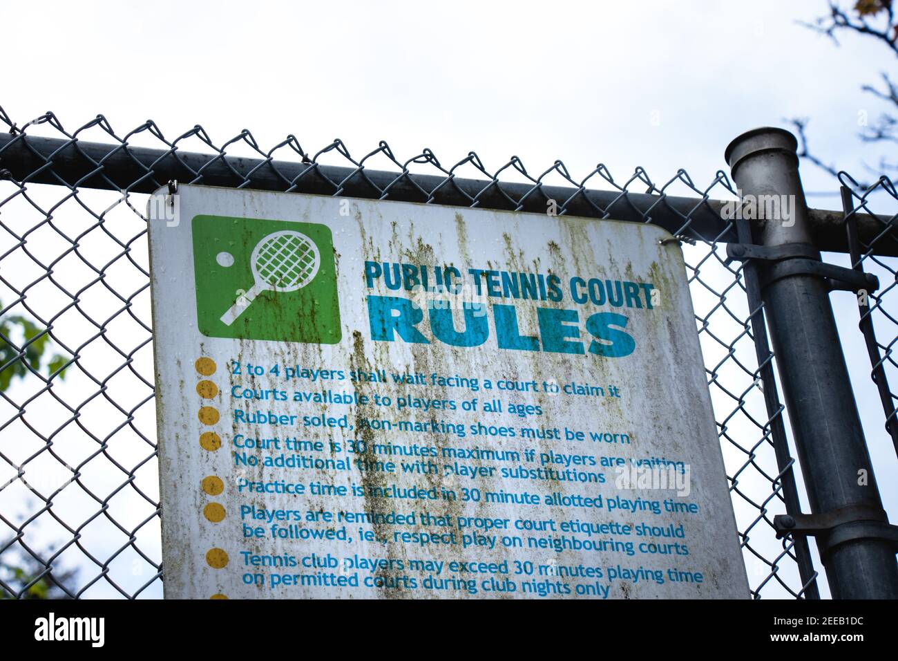 Vancouver, Kanada - 17. Mai 2020: Blick auf das Schild Öffentlicher Tennisplatz Regeln auf einem Zaun im Stanley Park Stockfoto