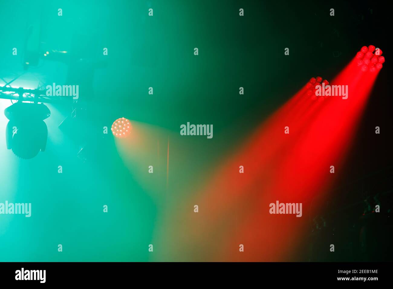 LED-Bühnenleuchten hängen auf dem Bauernhof. Rote Lichtstrahlen und grünes Flutlicht. Stockfoto