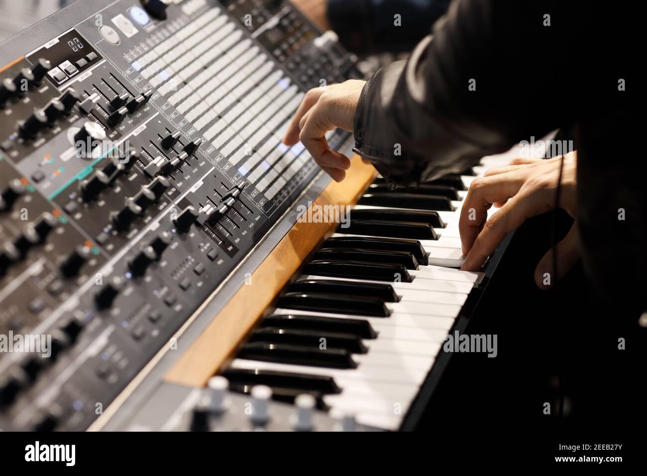Musik auf dem Keyboard eines modernen analogen Synthesizers spielen. Selektiver Fokus. Stockfoto