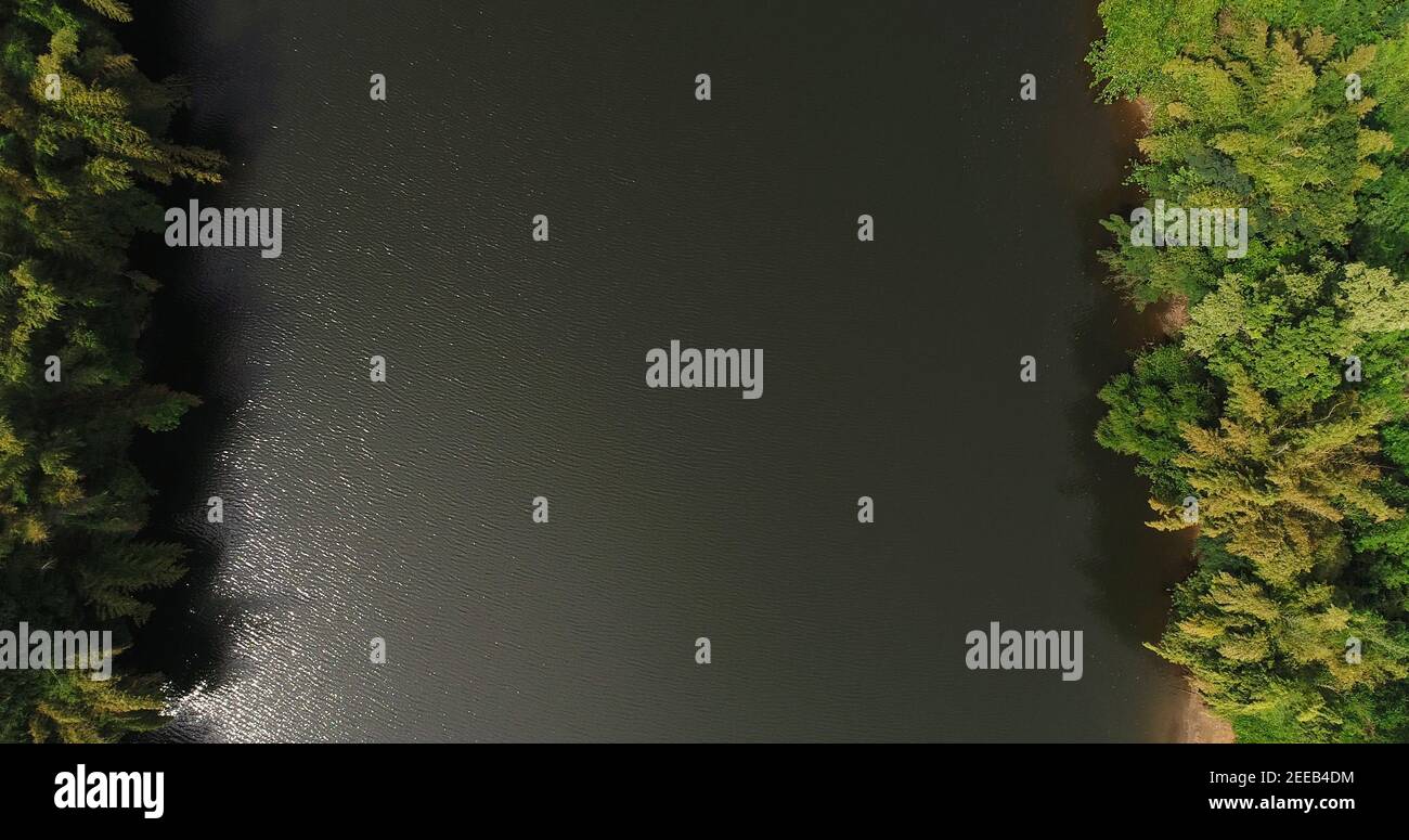 Schöne natürliche Landschaft des Flusses in tropischen grünen Wald, Draufsicht Drohne erschossen Stockfoto