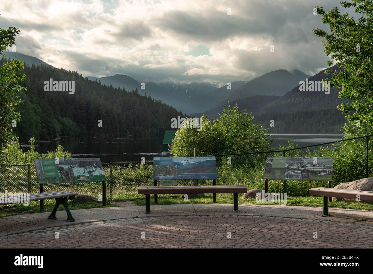 North Vancouver, Kanada - 11. Juni 2020: Eine malerische Aussicht auf den Cleveland Dam Stausee, umgeben von Bergen bei Sonnenuntergang, North Vancouver, Kanada Stockfoto