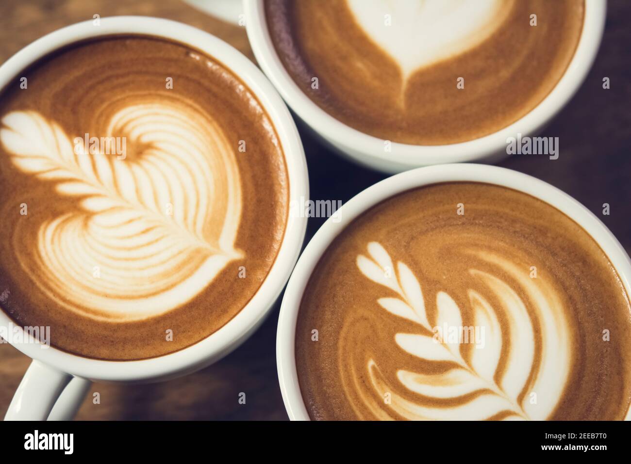 Draufsicht auf schönen Latte Art Kaffee, rosetta Muster, in den Tassen Stockfoto