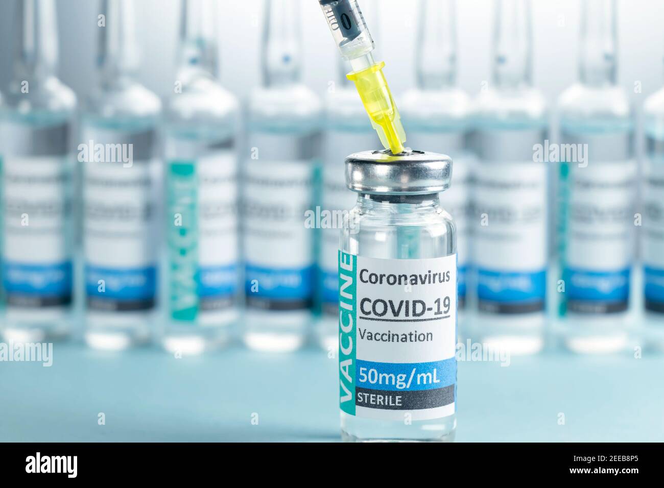 Covid-19 Corona Virus 2019-ncov Impffläschchen Medizin Medikamentenflaschen Spritzeneinspritzung blaue Nitril-OP-Handschuhe. Impfung, Immunisierung, Behandlung zur Heilung Covid 19 Corona Virus Infektionskonzept Stockfoto